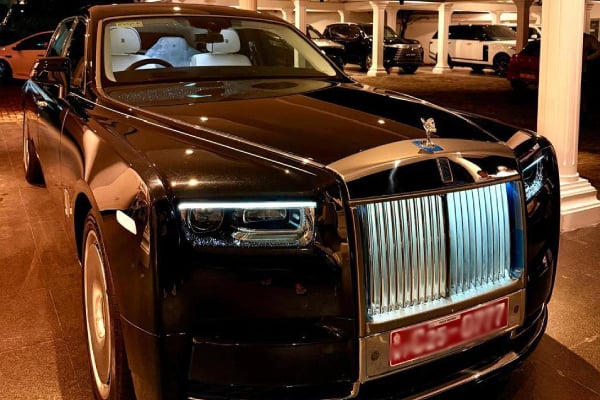 இலங்கைக்கு வந்தது உலகின் அபூர்வ ரோல்ஸ் ரொய்ஸ்: டட்லி சிறிசேனவின் புதிய 'மெகா' கொள்வனவு!