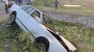 வேகக் கட்டுப்பாட்டை இழந்து சேற்றில் கவிழ்ந்த கார்: யாழில் ஒரே குடும்பத்தைச் சேர்ந்த மூவர் படுகாயம்!