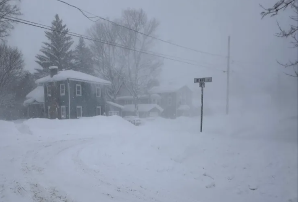 அமெரிக்காவில் கடும் குளிர்கால புயல் – 8,000க்கும் மேற்பட்ட விமானங்கள் இரத்து