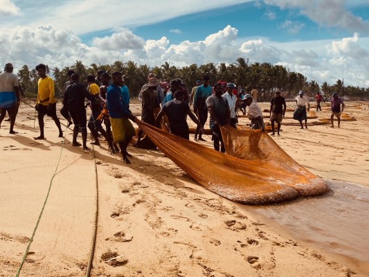 வடமராட்சியில் கரைவலைத் தொழில் அனுமதி மறுப்பு : கடற்தொழிலாளர்கள் கவனயீர்ப்பு போராட்டம்