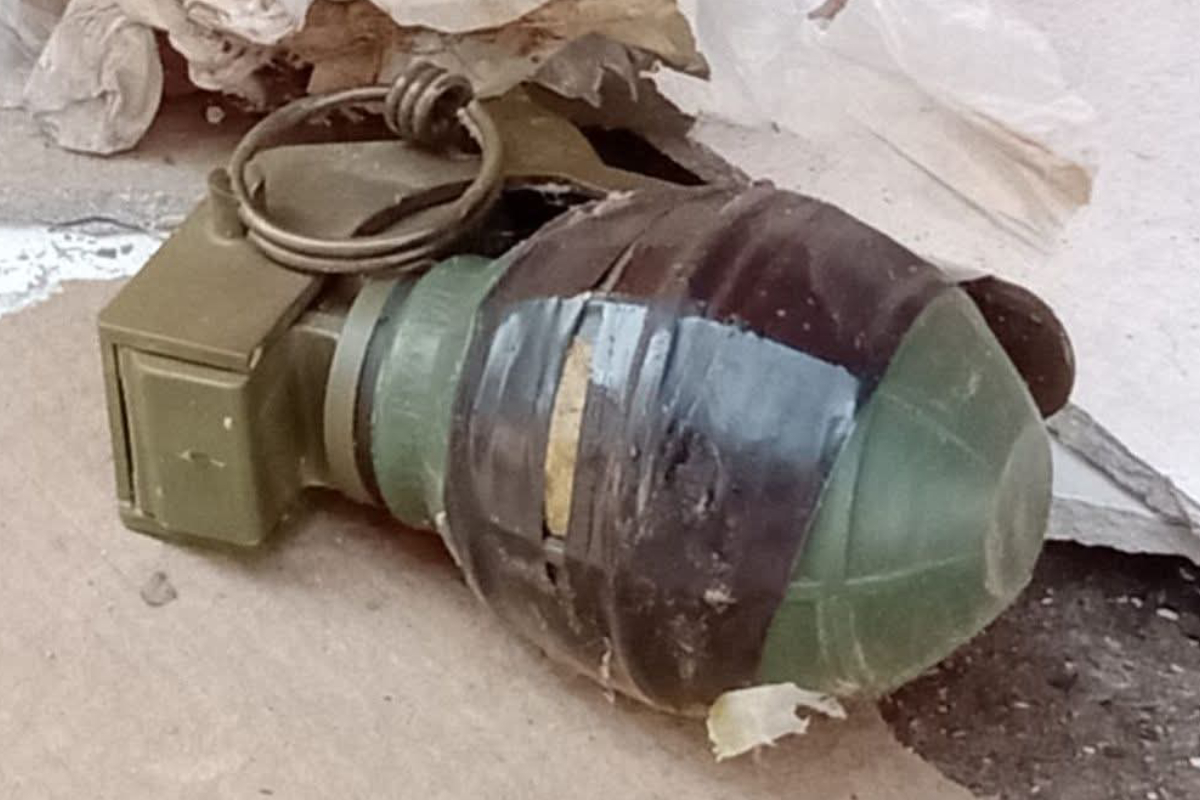 திருகோணமலையில் பரபரப்பு: வீட்டின் கூரையிலிருந்து 2 கைக்குண்டுகள் மீட்பு!