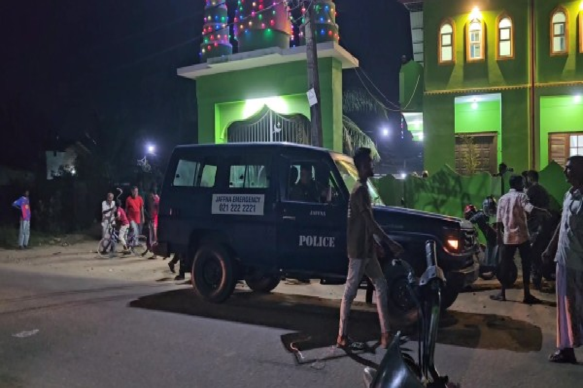 யாழ்ப்பாணத்தில் பள்ளிவாசலில் பரபரப்பு – வாளுடன் வந்த நபர் தப்பியோட்டம்