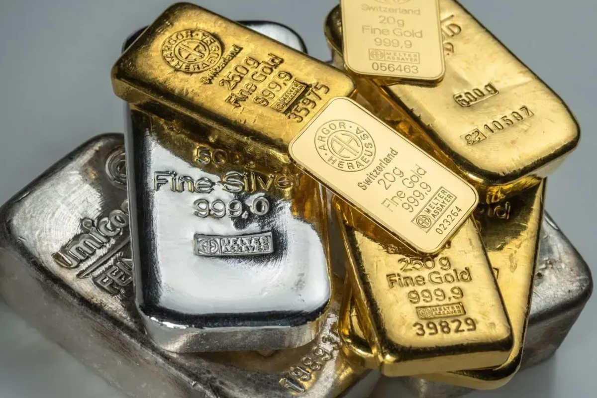 சர்வதேச சந்தையில் தங்கம், வெள்ளி விலை சரிவு – டொலர் வலுவால் ஏற்பட்ட தாக்கம்