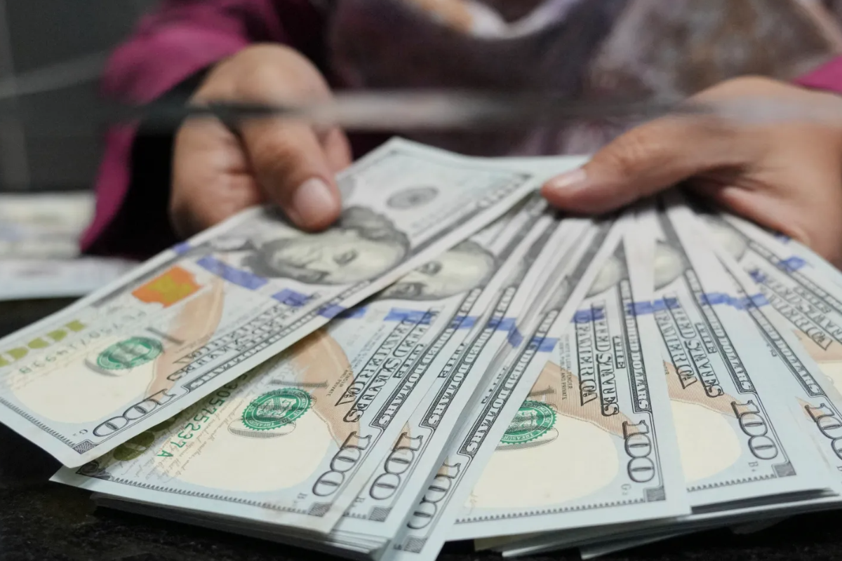 போர் நெருக்கடியால் டொலர் மதிப்பு 350 ரூபாவை தாண்டும் அபாயம்