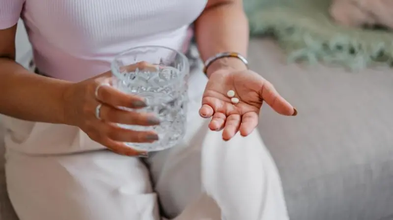 வெந்நீருடன் சாப்பிட்டால்தான் மாத்திரைகளின் முழு பயன் கிடைக்குமா? முக்கிய கேள்விகள் & பதில்கள்