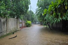 யாழ் – கொழும்பு பயணிகளுக்கு அவசர எச்சரிக்கை : பல பகுதிகளில் வெள்ளம் காரணமாக போக்குவரத்து பாதிப்பு