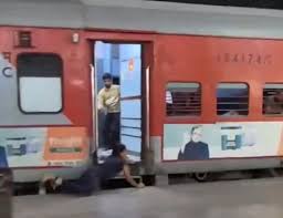 மகளை துண்டு துண்டாக வெட்டி ரயிலில் வீசிய தந்தை - உத்தரப்பிரதேசத்தில் அதிர்ச்சி சம்பவம்