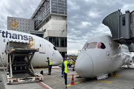 புறப்படுவதற்கு முன் விபத்து; Lufthansa Dreamliner விமானத்தில் தொழில்நுட்ப கோளாறு