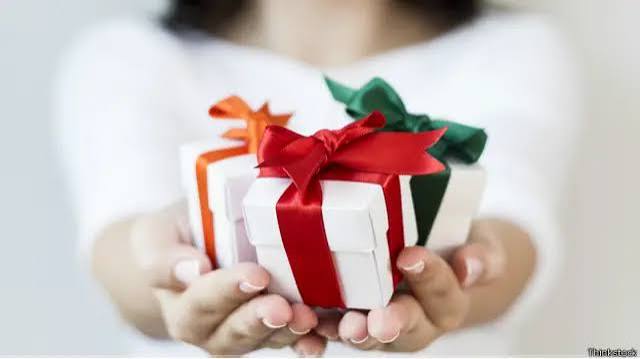 முகநூல் காதல் பெயரில் பரிசு மோசடி: ரூ. இலட்சத்தை இழந்த இலங்கை யுவதி
