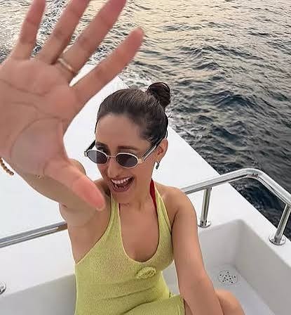 ஷார்ட் உடையில் பிரக்யா ஜெய்ஸ்வாலின் ஹாட் போட்டோஷூட்; இணையத்தை கலக்கும் லேட்டஸ்ட் புகைப்படங்கள்