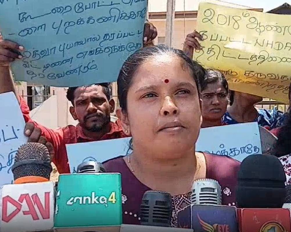 கிளிநொச்சி கண்டாவளை பிரதேச செயலகம் முன்பாக கவனயீர்ப்பு போராட்டம்