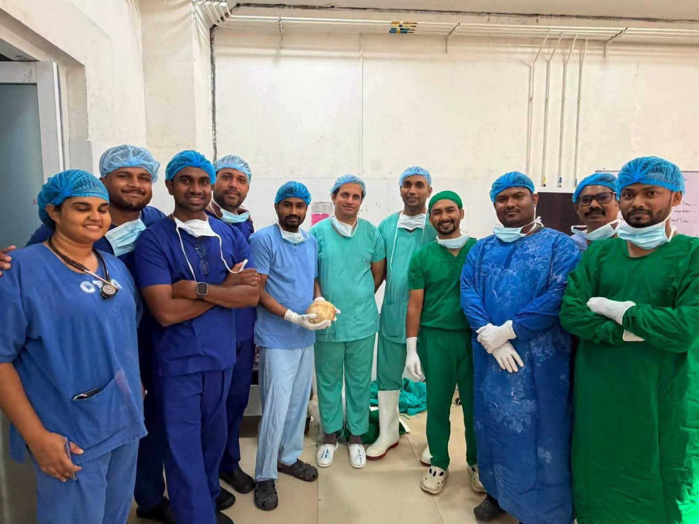 மிக நீளமான சிறுநீரக கல்லை அகற்றி சாதனை படைத்த திருகோணமலை பொது வைத்தியசாலை வைத்தியர்கள்