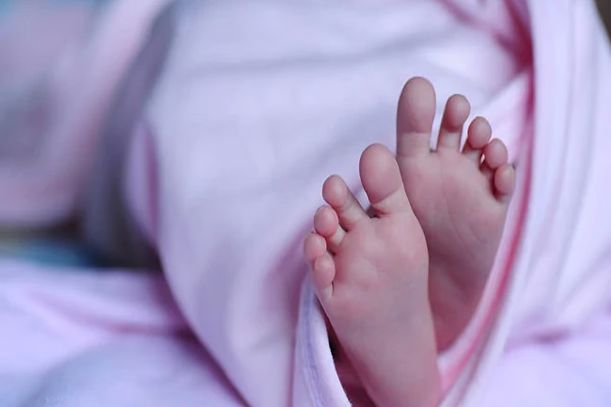 2 மாத ஆண் குழந்தையின் வயிற்றில் கரு ; பரிசோதனைகளில் வைத்தியர்களுக்கு ஷாக்