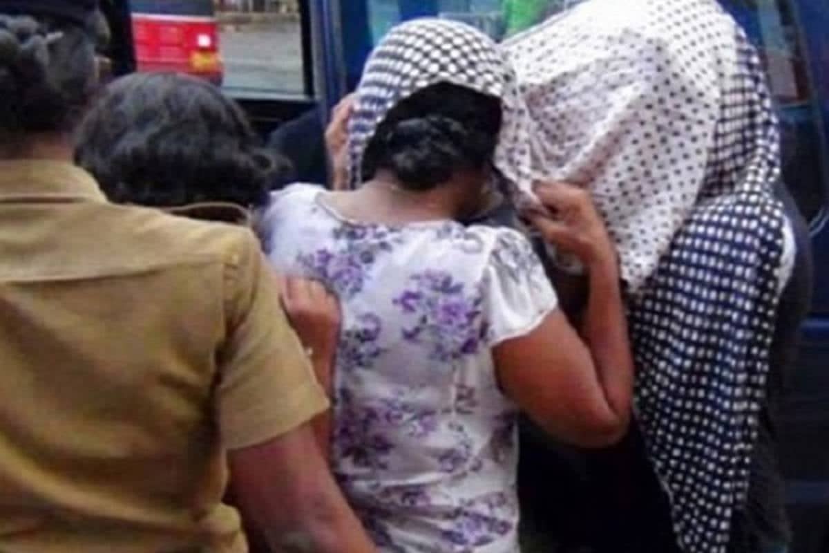 தலவத்துகொட பகுதியில் மசாஜ் நிலையங்கள் மீது சுற்றிவளைப்பு: பெண்கள் உட்பட பேர் கைது
