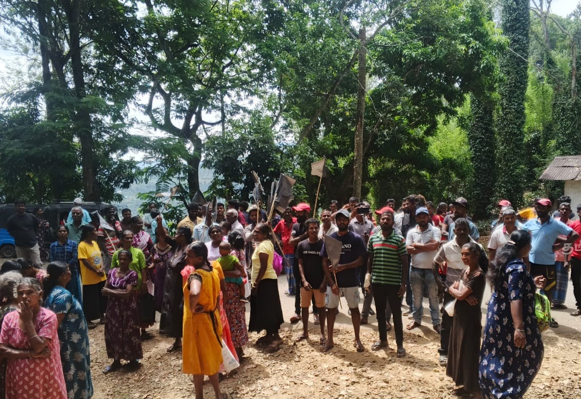 பதுளை தோட்ட முகாமையாளரை நீக்கக் கோரி தொடரும் வேலைநிறுத்தம்: தொழிலாளர்களின் போராட்டம் தீவிரம்