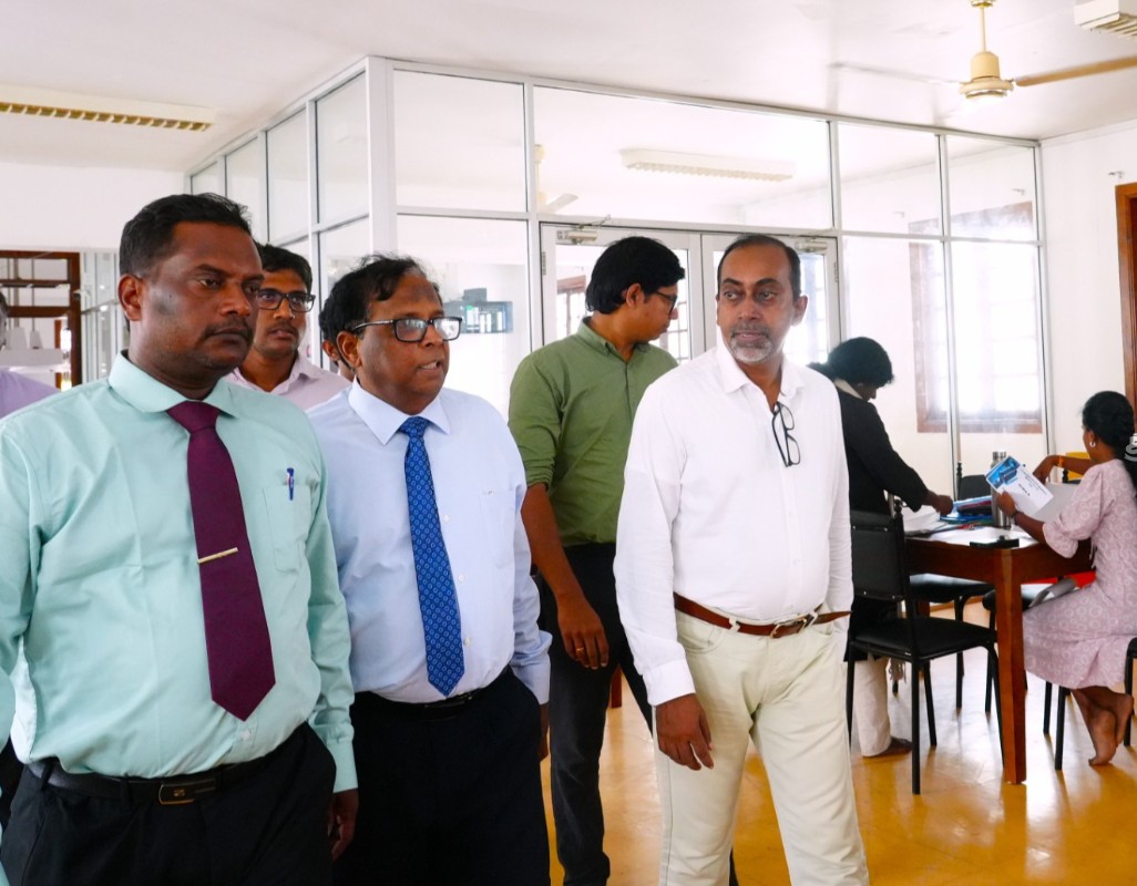 யாழ்ப்பாணம் பொது நூலகம் மற்றும் பழைய மாவட்டச் செயலகத்தை பார்வையிட்ட அமைச்சர் ஹினிதும சுனில் செனவி