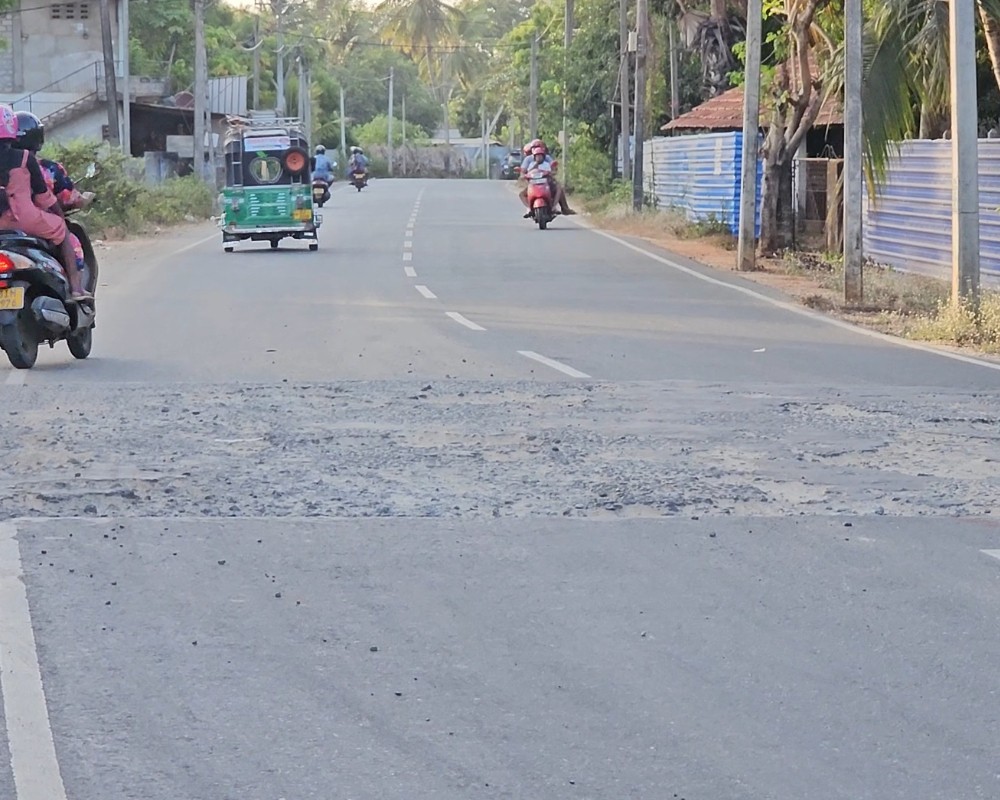 யாழில் தொடரும் விபத்துகள்: சேதமடைந்த பிரதான வீதியை உடனடியாக சீரமைக்க மக்கள் கோரிக்கை