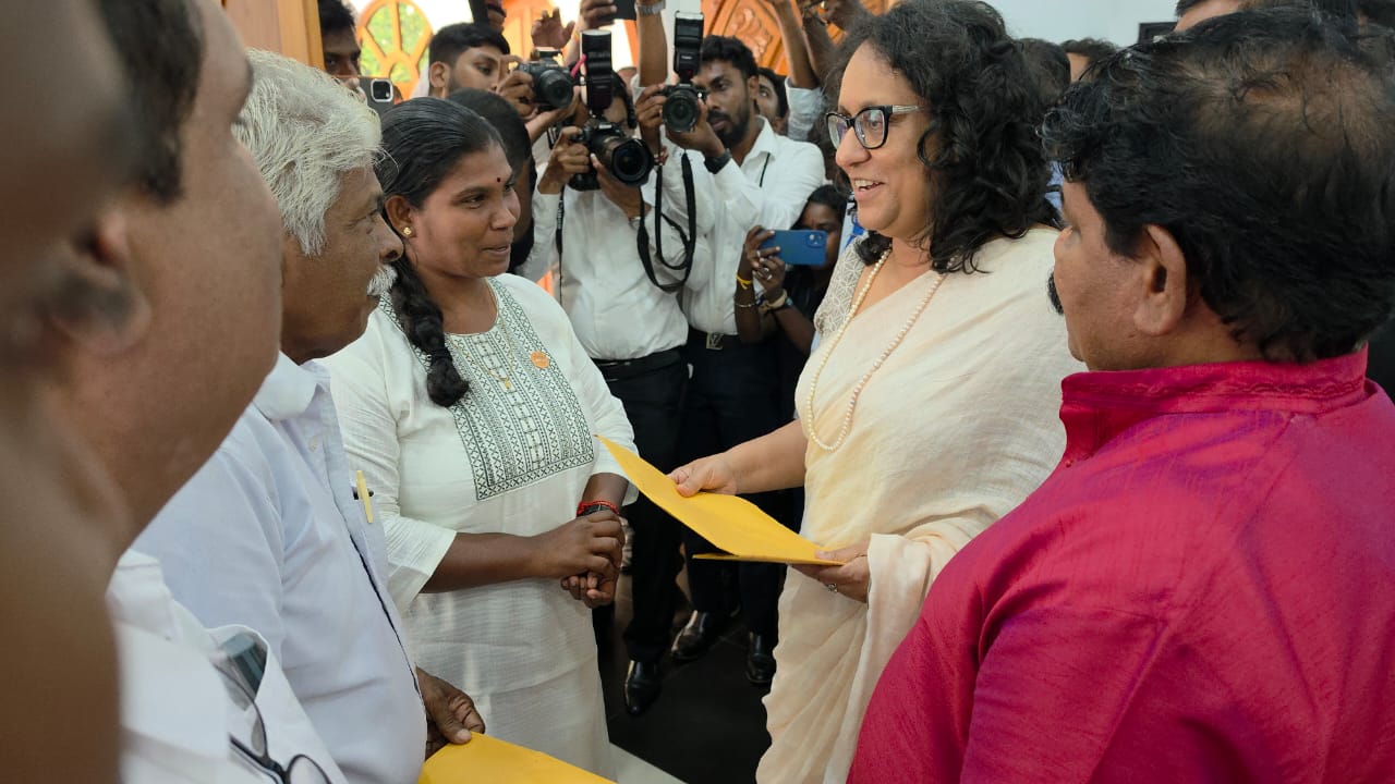 வடக்கு கிழக்கில் பாதுகாப்பு படைகள் கையகப்படுத்திய மக்களின் காணிகளை விடுவியுங்கள்.. பிரதமரிடம் யாழில் மஜகர் கையளிப்பு.