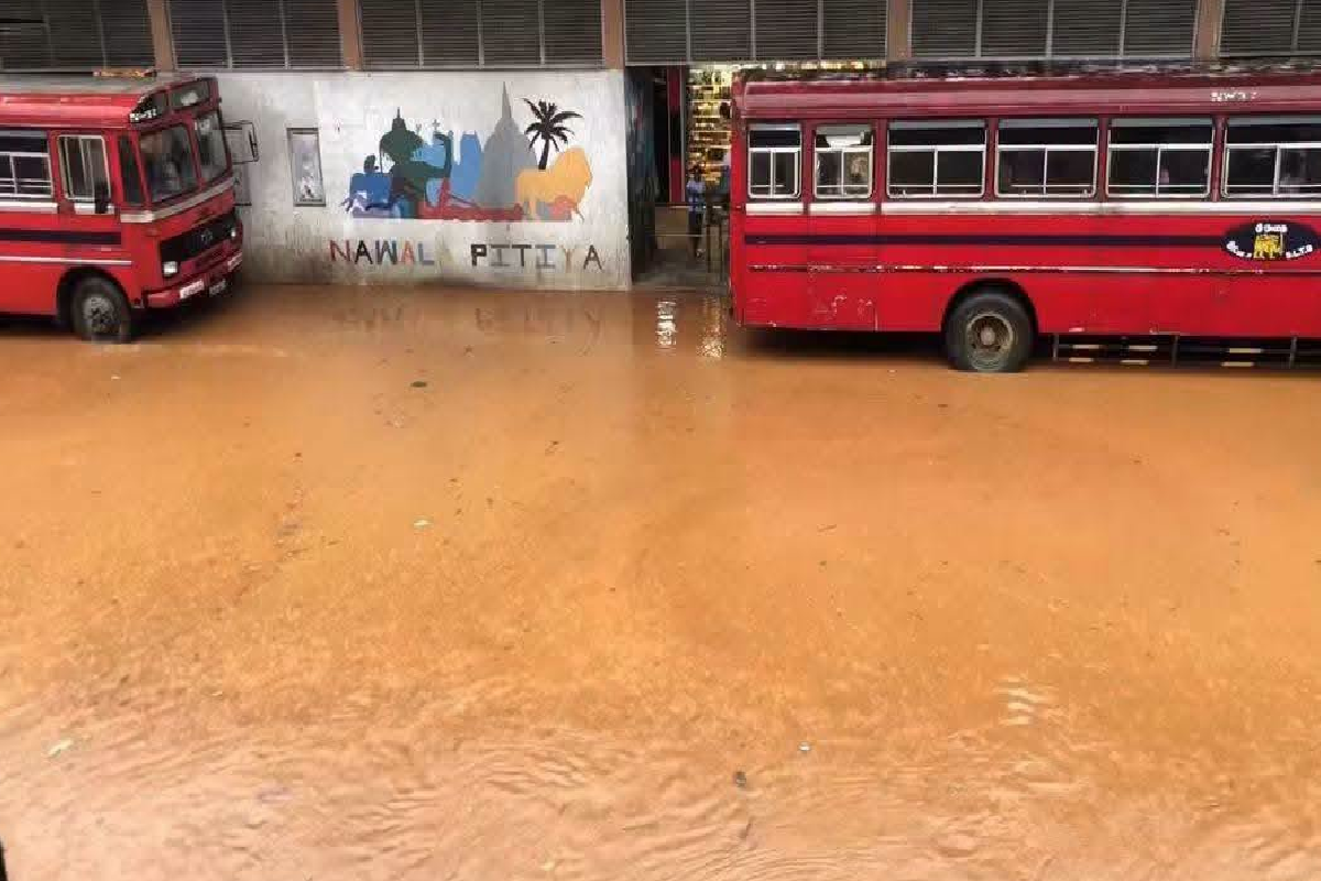 சீரற்ற வானிலை ; வௌ்ளத்தில் மூழ்கிய நாவலப்பிட்டி பேருந்து நிலையம்