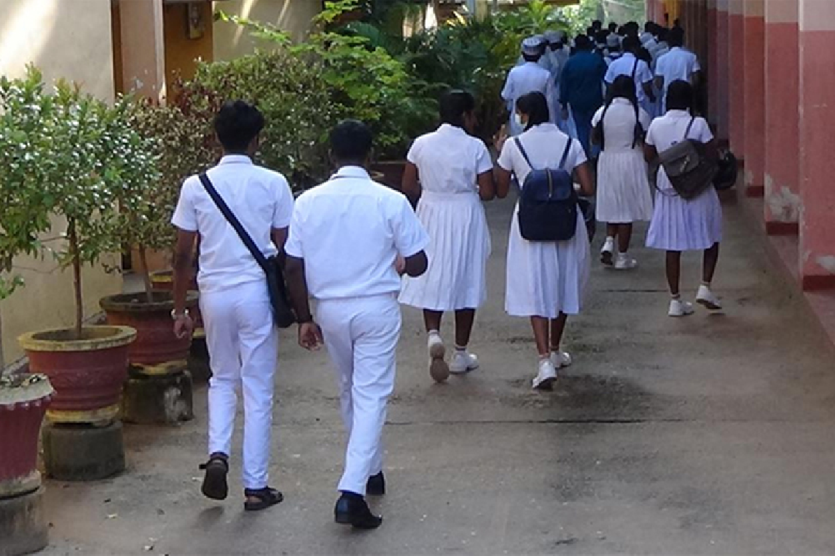 பாடசாலையிலிருந்து இடைவிலகும் பிள்ளைகளின் பெற்றோருக்கு காத்திருக்கும் சிக்கல் ; பொலிஸார் எச்சரிக்கை